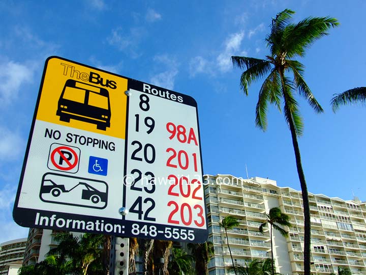 ルート番号が表示されたバス停のサイン